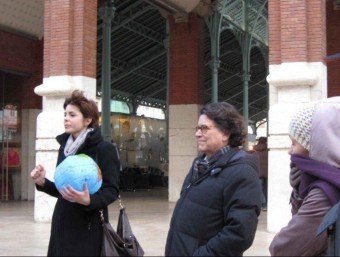 La monitora María García, amb Luis Puig i personal de suport del Centre Penitenciari en el desenvolupament de la ruta matemàtica. EL PUNT AVUI