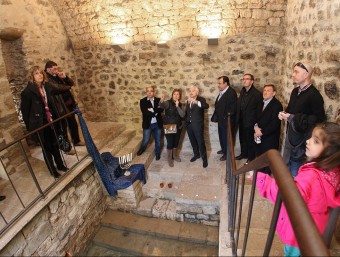 Ferran Mascarell, Lluís Guinó i Antoni Baulida, ahir al migdia a la sala de banys de la sinagoga de Besalú LLUÍS SERRAT