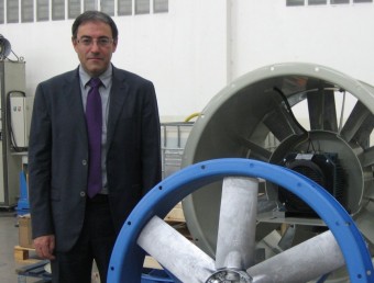 Josep Font, director de Sodeca, amb una mostra dels seus ventiladors industrials.  A. AGUILAR