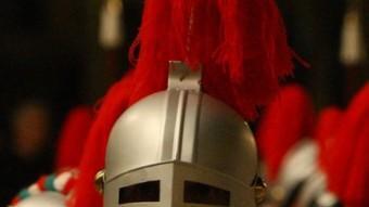 Els Estaferms de Besalú, amb els vestits que recorden un pagès català vestit de soldat medieval, desfilen pel centre durant la processó dels Dolors.  L. SERRAT