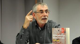 Tomàs Llopis durant la presentació del llibre al Centre Octubre de València. PRATS I CAMPS