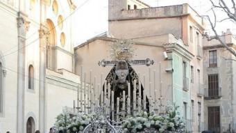 La plaça Santa Maria expectant per veure la «Dolorosa».