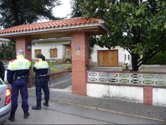 Dos agents dels Mossos d'Esquadra custodiant el mas Pascual, la casa de la urbanització Santa Coloma Residencial on hi va haver l'assalt frustrat Ò. PINILLA
