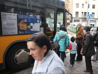 Usuaris del transport públic de Girona agafant un bus ahir a la plaça Marqués de Camps de la capital LLUÍS SERRAT
