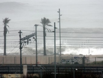 La línia R1 de Rodalies ha patit retards durant tot el dimecres per l'amenaça del temporal marítim a la zona del Maresme ACN