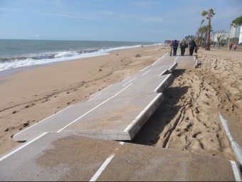Aspecte del paviment del passeig marítim de Pineda afectat pel darrer temporal de mar. T.M