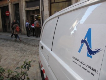 Un dels vehicles de l'empresa Aigües de Girona, Salt i Sarrià aparcat a la capital gironina DANI VILÀ