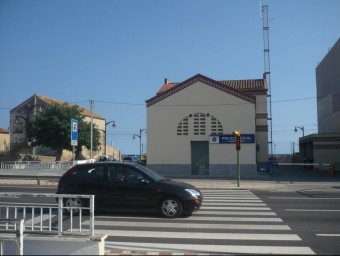 Seu de la policia local de Canet de Mar, a peu de la carretera N-II. E. FERRAN