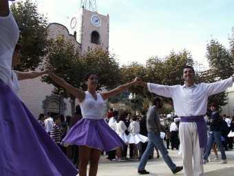 Una fotografia del 1999 d'un concurs de sardanes a Arenys de Munt. SORTIM