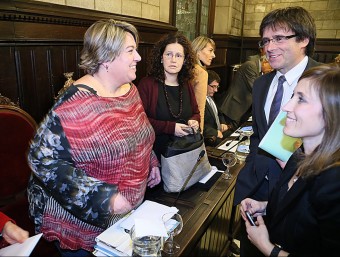 La portaveu del PP, Concepció Veray, a l'esquerra, amb l'alcalde, Carles Puigdemont, i la regidora Maria Àngels Planas, abans d'un ple municipal de Girona. Al centre, Roser Urra. MANEL LLADÓ