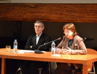 Enric Juan Redal i l'alcaldessa en una conferència a la sala de la xemeneia. C.G