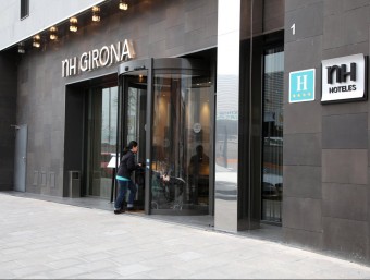 Entrada de l'hotel NH Girona de quatre estrelles que està situat a l'antiga plaça de braus. JOAN SABATER