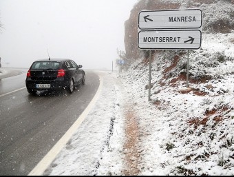 La neu va arribar ahir a la carretera de Can Maçana, a Montserrat, (a dalt) i a Bages (a baix). JUANMA RAMOS / ACN