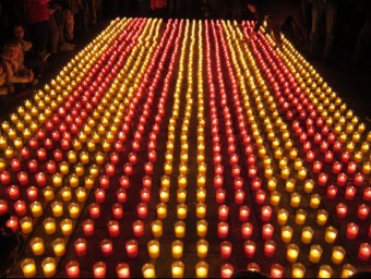 L'estelada que s'encendrà demà a la plaça Catalunya de Figueres serà de colors i estarà formada per 1080 espelmes. La foto, una prova que es va fer a Vilabertran. BRUNO PÉREZ