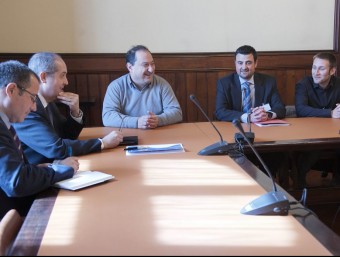 La trobada entre el conseller Felip Puig i representants del Comitè d'Empresa de Noge va tenir lloc al Parlament ahir al migdia. JOSEP LOSADA