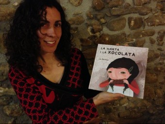 Lia Bertran, mestra d'educació infantil i il·lustradora, amb el seu llibre acabat de sortir d'impremta EL PUNT AVUI