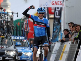 El ciclista Daniel Martin, de l'equipo Garmin, celebra la seva victòria a la 4 etapa de la Volta EFE