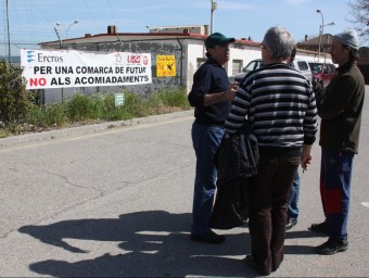 Pancartes contra l'ERO penjades a la tanca de la factoria, ahir a Flix ACN