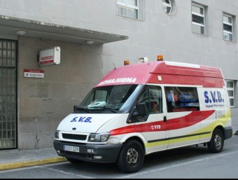 Ambulància del SVB a les portes de l'ambulatori. B. SILFESTRE