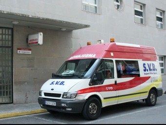Servei d'ambulància a les portes de l'ambulatori. EL PUNT AVUI