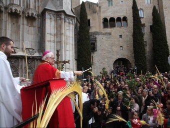 El bisbe Francesc Pardo, ahir, en el moment de la benedicció de les palmes i palmons a la plaça dels Apòstols, davant la catedral de Girona JOAN SABATER