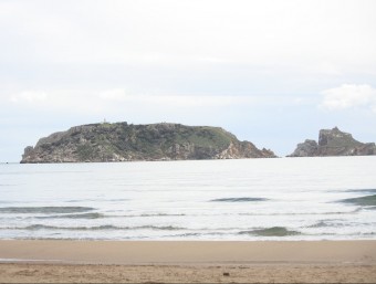 Les illes Medes fotografiades des de la platja dels Griells, a l'Estartit. J. PUNTÍ