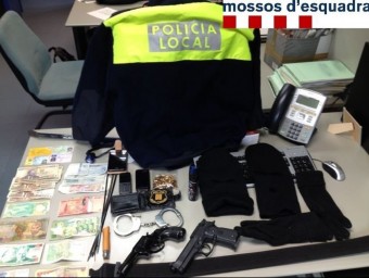 Els efectes que els Mossos van intervenir als arrestats. A part de peces de vestir per fer-se passar per agents, tenien guants, passamuntanyes i bitllets d'Àfrica i dels Emirats Àrabs CME