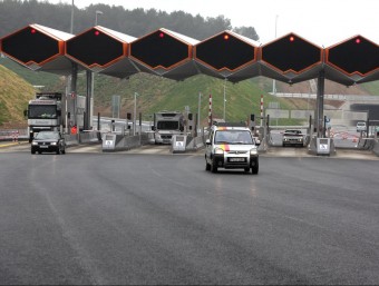 Vehicles usant el nou enllaç, situat a la zona oest de la ciutat, per entrar a Girona, ahir al migdia. JOAN SABATER