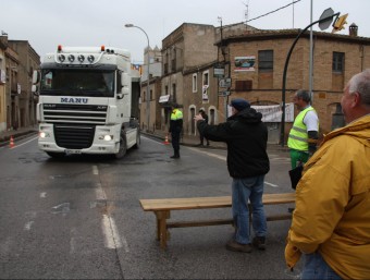 Un camió és desviat a Bàscara, durant el tall de la circulació que els veïns han realitzat aquest dimecres al matí a l'N-II ACN