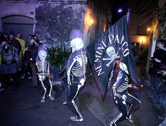 La Mort dansa pels carrers del nucli antic de Verges avui al vespre. MANEL LLADÓ