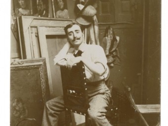 L'artista al seu estudi LA IMATGE DE L'ARTISTA AL SEU TALLER DE MADRID, PRESA ABANS DE 1907, S'HA UTILITZAT COM A CARTELL DE L'ANY NOGUÉ MAMT