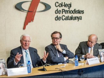 Gomis , a l'esquerra, al costat del degà del col·legi de periodistes, Josep Maria Martí, i l'expresident Pujol, ahir a la seu del col·legi JOSEP LOSADA