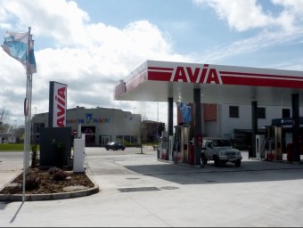 Detall de la nova benzinera , situada a l'avinguda de la Farga de Banyoles. R. E