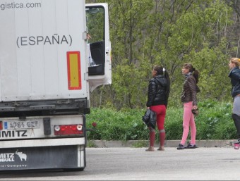 Tres prostitutes que ahir eren arran de la N-II prop del trencat de Capmany negociant amb un camioner. LLUÍS SERRAT