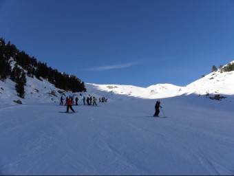 La neu es manté a les pistes de l'estació de Vallter 2000, que podrà tenir obert encara uns dies. J.C