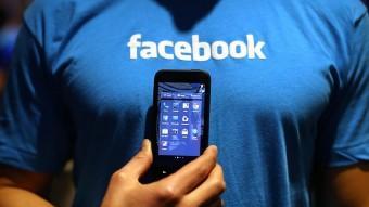 Les aplicacions passaran a un segon terme en els telèfons que, com l'HTC First, apostin per incorporar el nou Facebook Home AFP