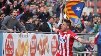 Javi Acuña celebra amb l'afició de Montilivi un gol contra el Múrcia LLUÍS SERRAT