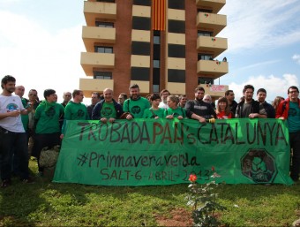 Representants de les PAH catalanes, en la trobada d'ahir a Salt, al davant del bloc ocupat JOAN SABATER