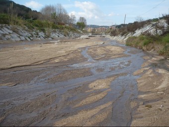 Imatge de les aigües residuals que baixen per la riera d'Arenys de Munt cap a Arenys de Mar i el mar. AJUNTAMENT D'ARENYS DE MAR