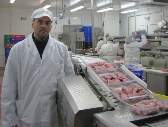 Amadeu Palau, cap de producció de Palau i Fills, al costat d'unes safates de conill.  A. AGUILAR