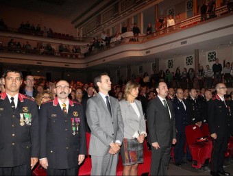 Els assistents a la cerimònia al Teatre Jardí de Figueres, drets mentre sonava l'himne de Catalunya. JORDI RIBOT / ICONNA