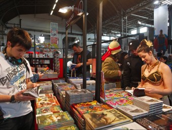 Visitants del Saló del Còmic fullegen els exemplars d'un dels estands de la 31ena edició del certamen, l'abril passat MARTA PÉREZ