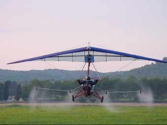 Fumigació des d'un ultralleuger del Servei de Control de Mosquits de la Badia de Roses i del Baix Ter ARXIU