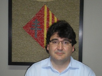 Jordi Noguer amb l'escut del municipi SERGI CASADEMONT