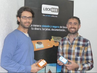 Sergi Moreno i Eduard Aguilera mostren dos models de Lockbox a la seu de la companyia, a Badalona.  MARTA MEMBRIVES