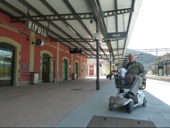 Morales, fotografiat en una de les andanes de l'estació de Ripoll. J.C