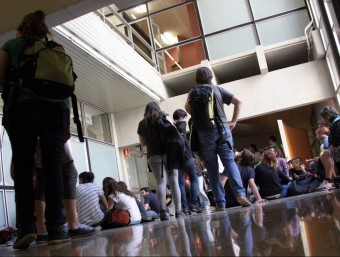 Un grup d'estudiants ocupant l'edifici del rectorat de la UAB JORDI PUJOLAR / ACN
