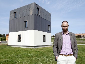 José Antonio González, davant del prototip construït a Llinars del Vallès.  ORIOL DURAN