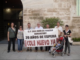 Un grup de persones es manifesten a les portes del palau de la Generalitat per exigir la construcció de l'escola l'any 2011.
