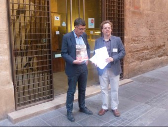El Secretari Local de Compromís per Alboraia, fa entrega de les signatures al síndic i portaveu de Compromís a les Corts, Enric Morera. EL PUNT AVUI